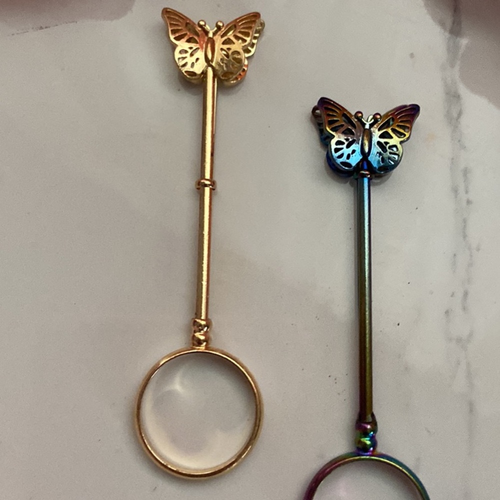 Beautiful Unisex cigarette ring holder Rainbow or Gold$10.00